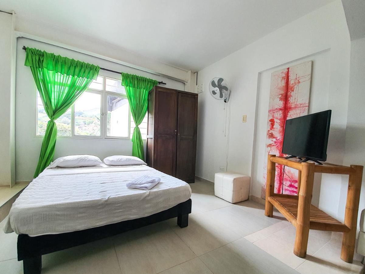 Hostal La Mercedes Street กาลี ภายนอก รูปภาพ